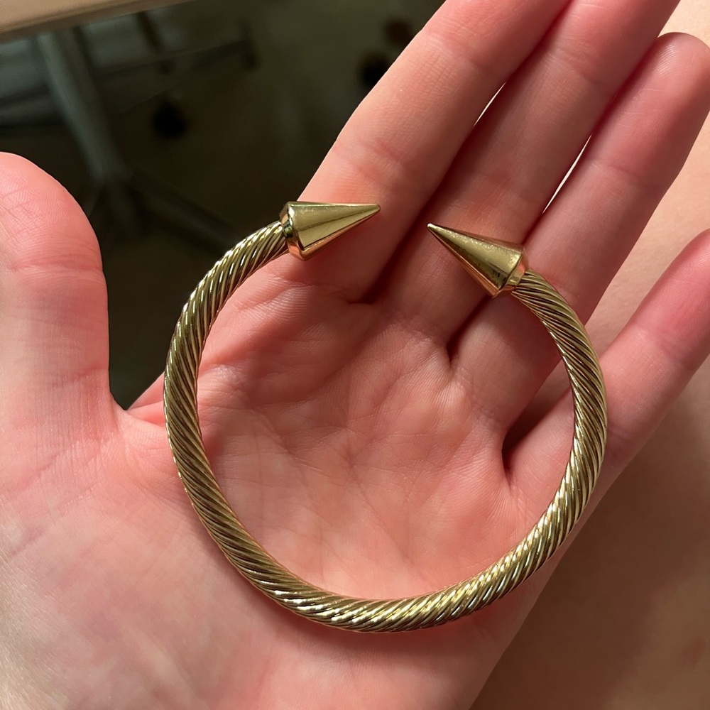 Pointed arrow bracelet